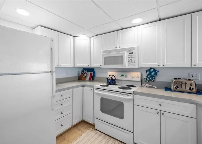 Rainbow - Oceanfront 2 Bedroom With Outdoor Pool